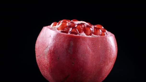 Video rotující červená semena granátového jablka na černém pozadí — Stock video