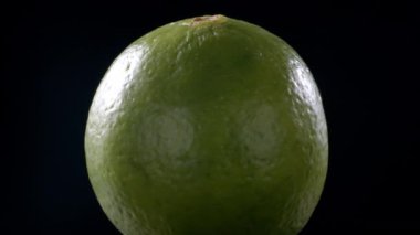 Siyah arkaplanda dönen yeşil kireç videosu