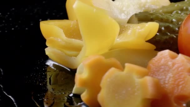 Стрільба з обертових маринованих овочів — стокове відео