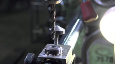 Metal matkapla çalışan bir mühendisin yakın plan görüntüsü.