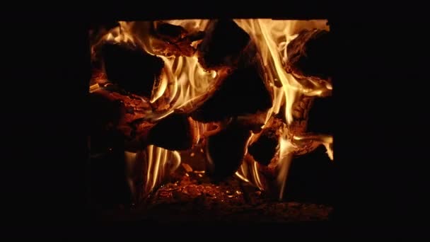 Tiro de leña ardiente en horno rústico — Vídeos de Stock