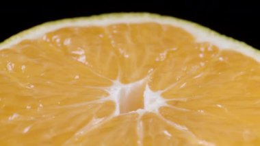 Siyah arkaplanda dilimlenmiş dönen mandalina videosu