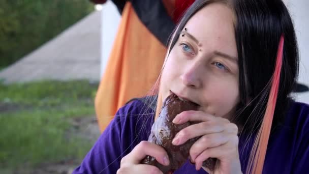 Erschießung einer Frau, die rohe Leber isst und Mann hinter sich liegend — Stockvideo