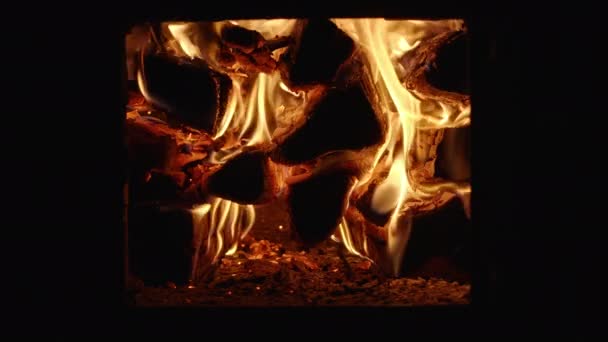 Видео горящих огней в ржавой печи — стоковое видео