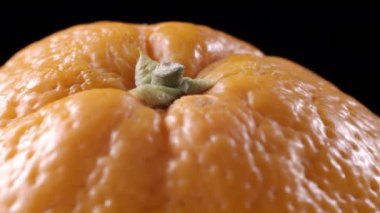 Siyah arkaplanda turuncu döndürme görüntüsü