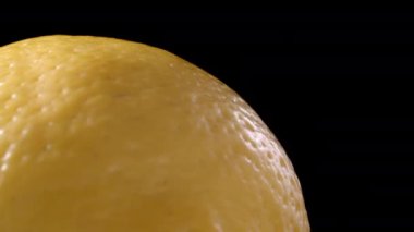 Siyah arkaplanda taze dönen limon videosu