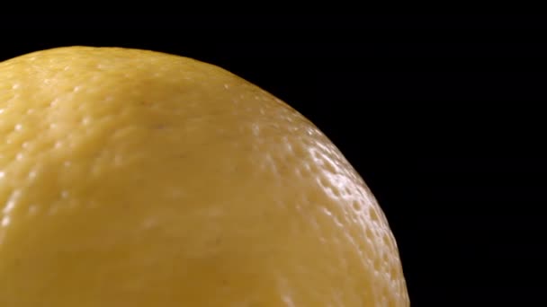Video čerstvé točící se citron na černém pozadí — Stock video