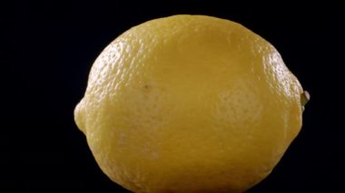 Siyah arkaplanda dönen taze limon görüntüsü