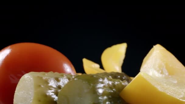 Záběry rotující nakládané zeleniny — Stock video
