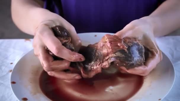 Närbild skytte av kvinna äter rå lever i soligare dag — Stockvideo