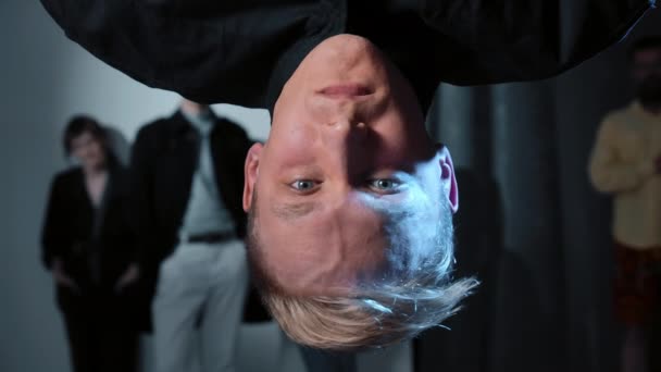 Video von blondem Mann, der kopfüber hängt — Stockvideo