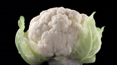 Siyah arkaplanda dönen ıslak karnabahar videosu