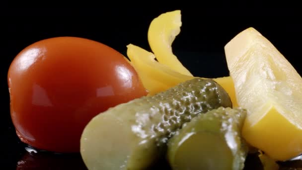 Tiro de legumes em conserva rotativos no fundo preto — Vídeo de Stock
