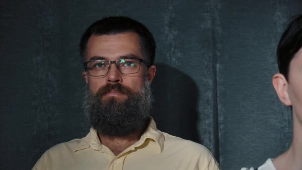 Video van de man met de baard op zoek naar conceptprestaties — Stockvideo