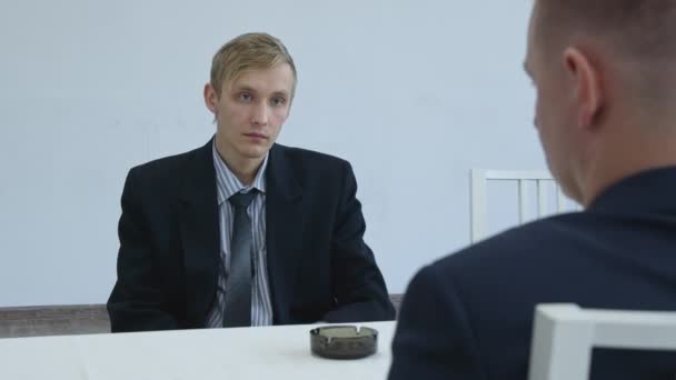Video van twee tegenover elkaar zittende mannen — Stockvideo
