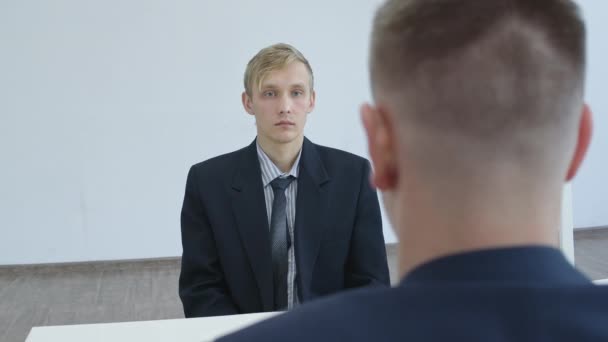 Filmación de dos hombres sentados uno frente al otro — Vídeo de stock