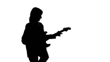İzole edilmiş beyaz arka planda bas gitarlı kadın silueti fotoğrafı