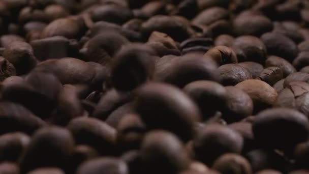 La caída de los granos de café de fondo con cámara deslizante hacia adelante — Vídeos de Stock
