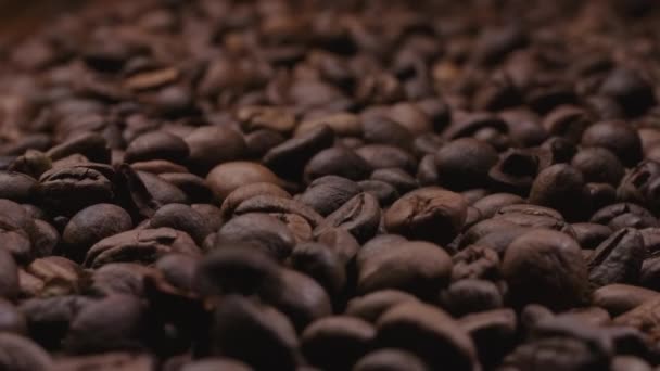 Padající kávová zrna s fotoaparátem sklouzávající zpět — Stock video