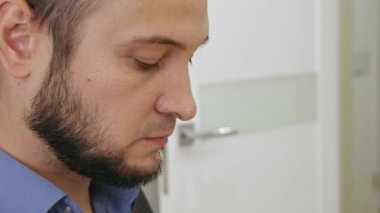 Kahvaltı eden ve tüküren bir adamın videosu.