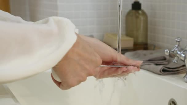 Βίντεο με γυναίκα να πλένει μαχαίρι και να σπάει αυγά — Αρχείο Βίντεο
