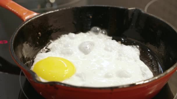 Shooting of fried eggs in iron skillet — Stock Video