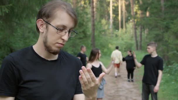 Chodící muž a dávat autogram, lidé se dívají na autogram — Stock video