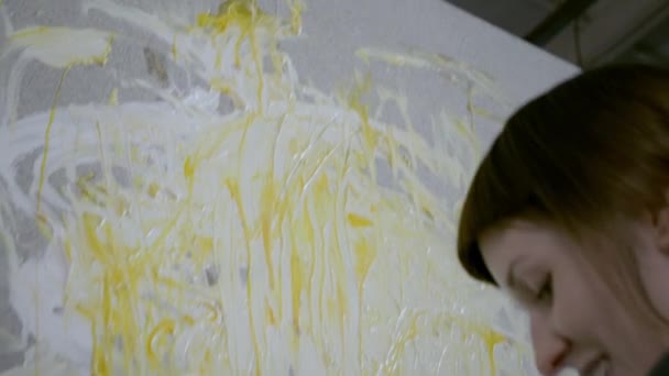 Primo piano video di donna che disegna da uova su tela di legno — Video Stock