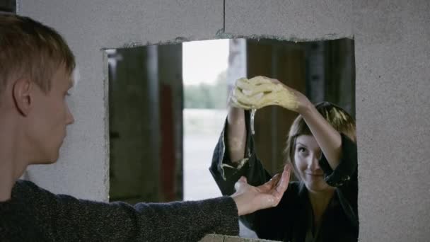 Vídeo de mulher quebrando um ovo em uma mão de homem — Vídeo de Stock
