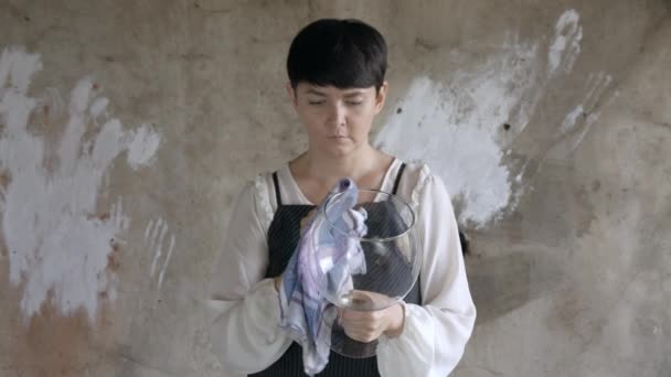 Vídeo de mulher com toalha limpando vidro grande — Vídeo de Stock