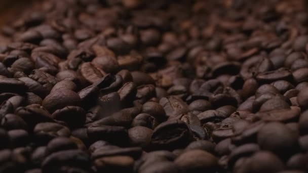 Spadające ziarna kawy z aparatem przesuwnym do przodu — Wideo stockowe