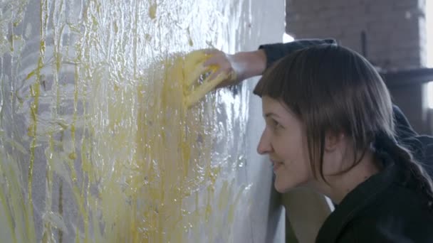 Божевільна жінка малює яйцями на дерев'яному полотні — стокове відео