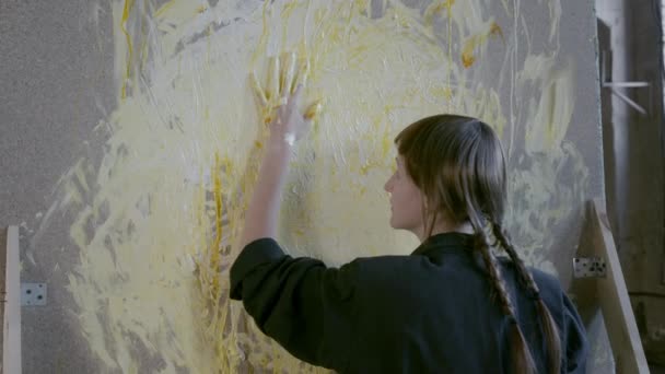 Τρελή γυναίκα ζωγραφίζει με αυγά σε ξύλινο καμβά — Αρχείο Βίντεο