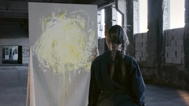 Video of woman throwing eggs in wooden canvas with daubs — Stock Video