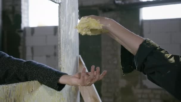 Βίντεο με γυναίκα να σπάει ένα αυγό σε αντρικό χέρι. — Αρχείο Βίντεο