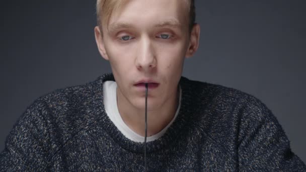 Ammunta blondi mies syö mustaa pastaa — kuvapankkivideo