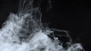 Elektronik sigara dumanının beyaz bulutlu görüntüsü