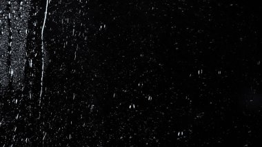 Siyah üzerine su damlalarının resmi