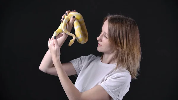 Tir de femme avec python albinos dans ses mains — Photo