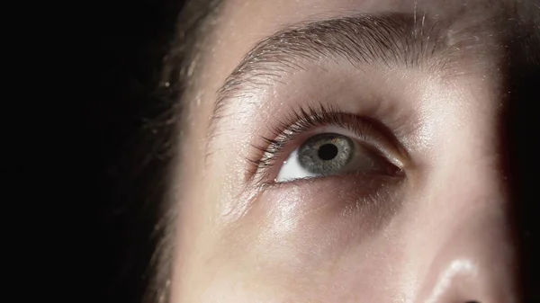 Close-up photo of young woman using eye drops — Stock Photo, Image