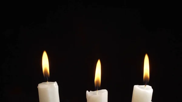 Foto de quemar tres velas sobre fondo oscuro — Foto de Stock