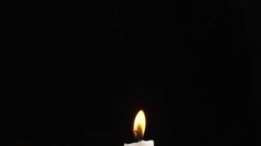 Siyah arkaplanda boş alanı olan yanan mum fotoğrafı