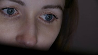 Sarışın kadının video konuşmasının fotoğrafı.