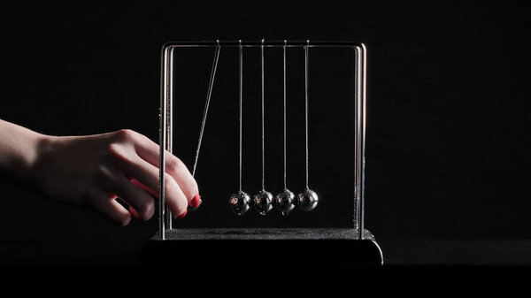 Фото женской руки начал Newtons шары