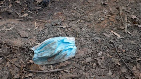 Foto van het gebruikte medische masker op de grond — Stockfoto