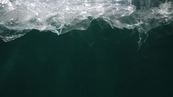 Filmación del paquete flotante dañado en agua sucia — Vídeo de stock
