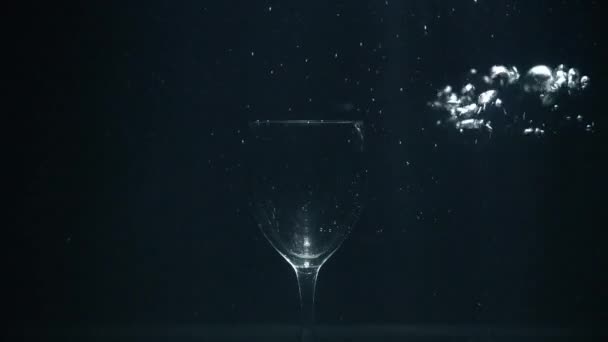 Su altında, baloncuklu şarap kadehinin görüntüsü. — Stok video
