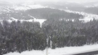 Dron Fly zamanındaki kış manzarası, üst manzara