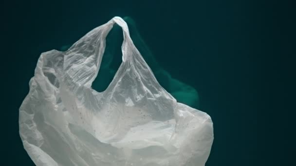 Video de paquete flotante blanco bajo el agua — Vídeos de Stock