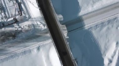 Dron dönüşü sırasındaki kış yolu ve köprü videosu